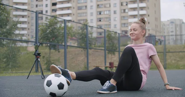 Ragazza che pratica abilità e trucchi di calcio — Foto Stock