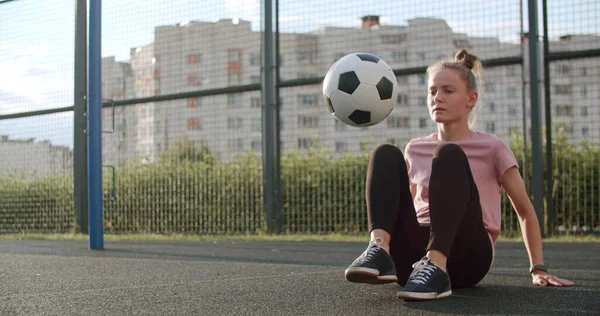 Fille pratiquant des compétences et des astuces de football — Photo