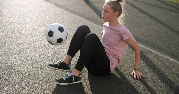 Mädchen üben Fußball-Fähigkeiten und Tricks — Stockfoto