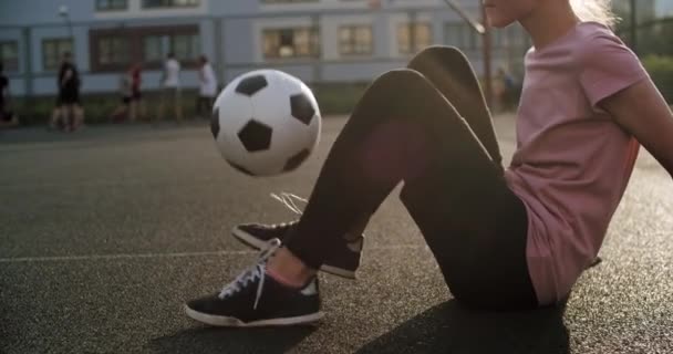 Fille pratiquant des compétences et des astuces de football — Video