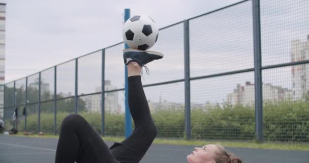 Ragazza che pratica abilità e trucchi di calcio — Video Stock