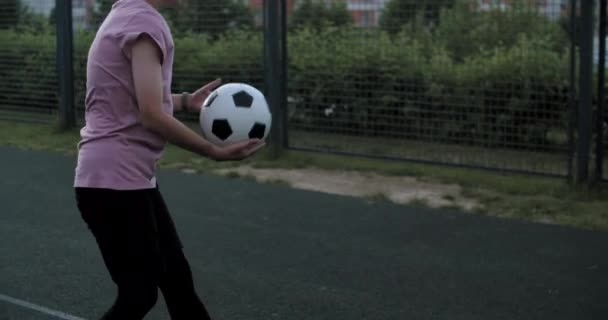 Chica practicando habilidades y trucos de fútbol — Vídeos de Stock