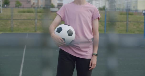 Дівчина практикує футбольні навички та трюки — стокове відео