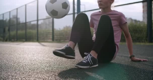 Dívka cvičit fotbalové dovednosti a triky — Stock video