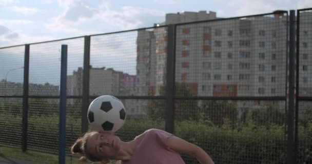 Κορίτσι εξάσκηση δεξιοτήτων ποδοσφαίρου και κόλπα — Αρχείο Βίντεο