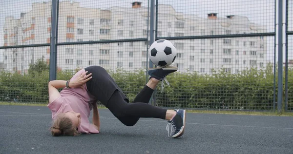 练习足球技巧和技巧的女孩 — 图库照片