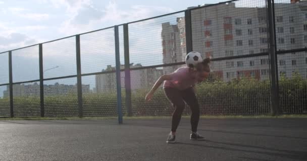 Kız futbol becerileri ve numaraları çalışıyor. — Stok video