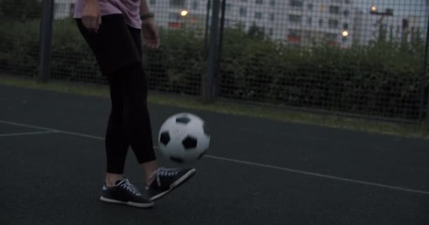 Menina praticando habilidades e truques de futebol — Vídeo de Stock