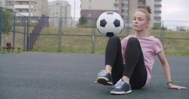 Menina praticando habilidades e truques de futebol — Vídeo de Stock