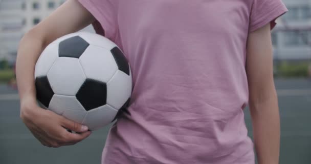 Chica practicando habilidades y trucos de fútbol — Vídeo de stock