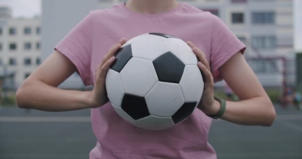 Mädchen üben Fußball-Fähigkeiten und Tricks — Stockvideo