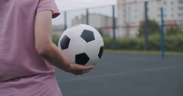 Ragazza che pratica abilità e trucchi di calcio — Video Stock