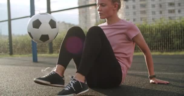 Flicka öva fotboll färdigheter och tricks — Stockvideo