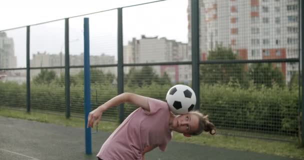 Ragazza che pratica abilità e trucchi di calcio — Video Stock