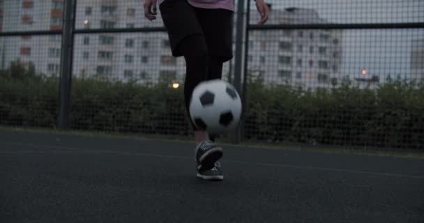 Ragazza che pratica abilità e trucchi di calcio — Video Stock