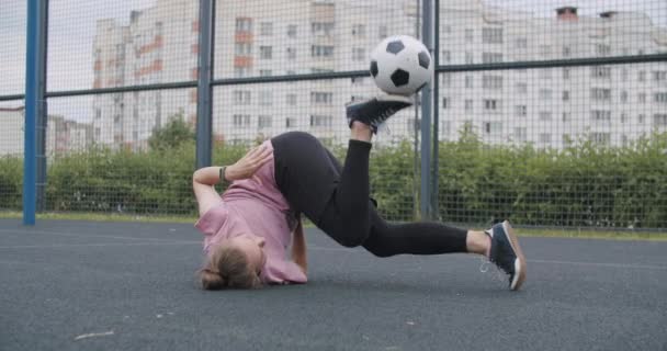 Meisje oefenen voetbal vaardigheden en trucs — Stockvideo