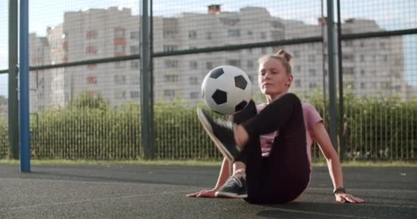 Dziewczyna ćwiczy umiejętności i sztuczki piłki nożnej — Wideo stockowe