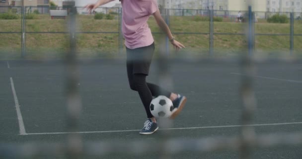 Menina praticando habilidades e truques de futebol — Vídeo de Stock