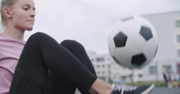 Flicka öva fotboll färdigheter och tricks — Stockvideo