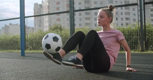 Mädchen üben Fußball-Fähigkeiten und Tricks — Stockvideo