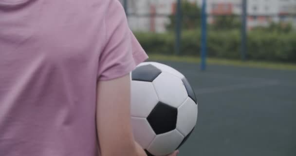 Chica practicando habilidades y trucos de fútbol — Vídeo de stock
