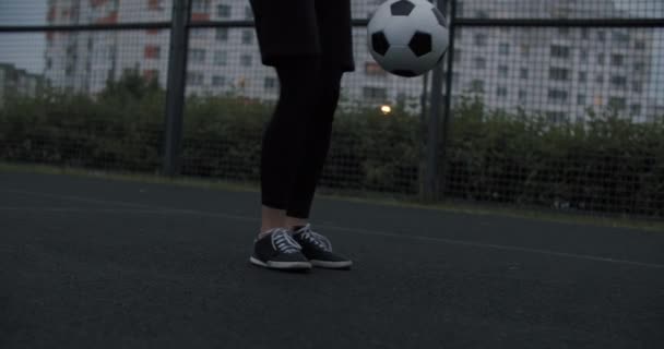 Dziewczyna ćwiczy umiejętności i sztuczki piłki nożnej — Wideo stockowe