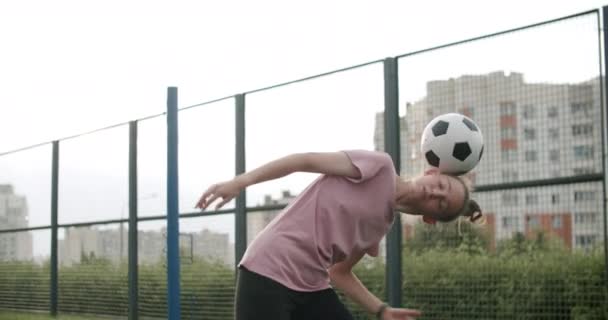 Menina praticando habilidades e truques de futebol — Vídeo de Stock