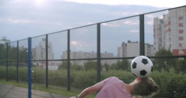 Κορίτσι εξάσκηση δεξιοτήτων ποδοσφαίρου και κόλπα — Αρχείο Βίντεο