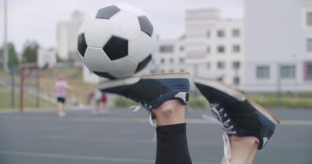 Kız futbol becerileri ve numaraları çalışıyor. — Stok video