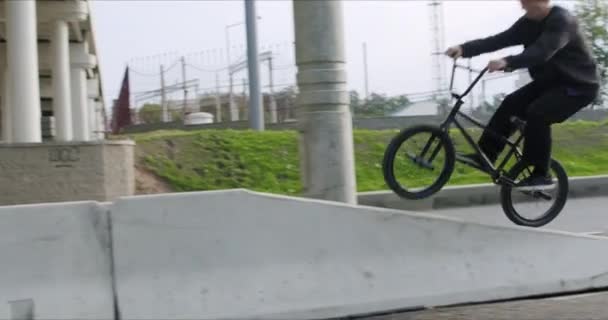 Extreme bmx biker pedaling and jumping — Stock Video