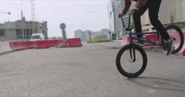 Motociclista extremo bmx pedaleando y saltando — Vídeo de stock