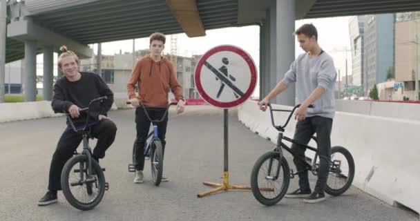 Ekstremalne bmx rowerzysta pedałowanie i skakanie — Wideo stockowe