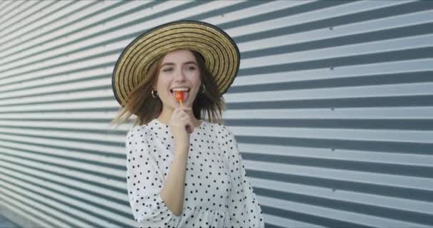 Dulce joven mujer divirtiéndose con piruleta — Vídeos de Stock