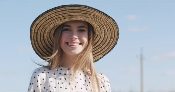 Weet mladá žena baví s lízátkem — Stock video