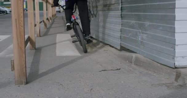 Biker bmx ekstrim mengayuh dan melompat — Stok Video