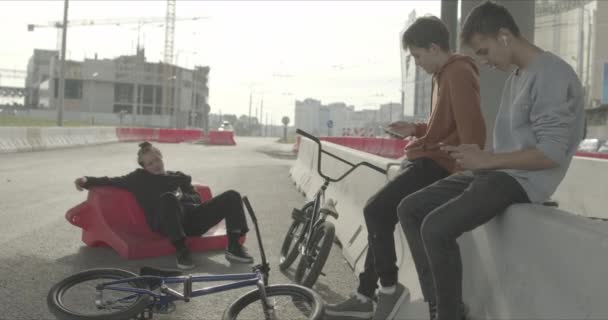 Moe verveelde vrienden met fietsen — Stockvideo