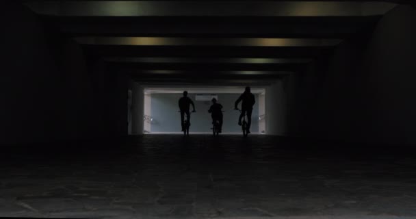 Bmx caras motociclistas passeio através de pé túnel — Vídeo de Stock