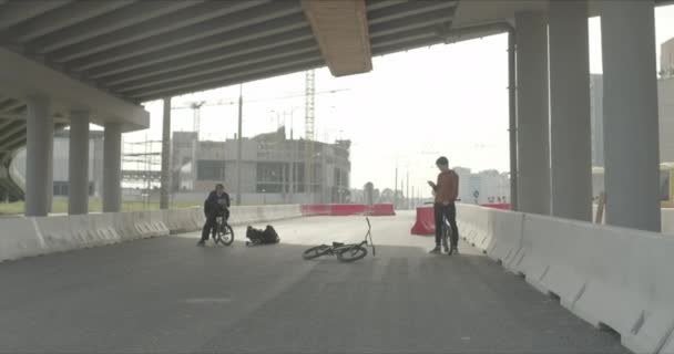 自転車と疲れた退屈友達 — ストック動画