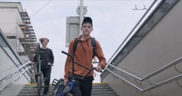 Bmx chicos motociclistas bajando las escaleras — Vídeos de Stock