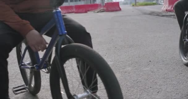 Ekstrem bmx bisikletçi pedal çeviriyor ve zıplıyor — Stok video