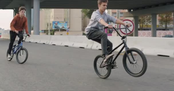 Ekstrem bmx bisikletçi pedal çeviriyor ve zıplıyor — Stok video