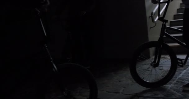 BMX adamları motorcuları ayak tünelinden geçirir. — Stok video