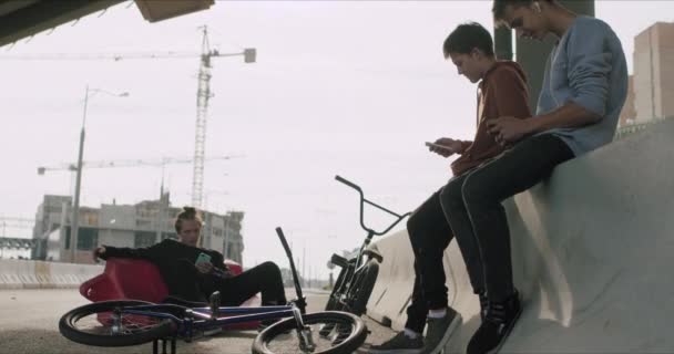 Fatigué amis ennuyés avec des vélos — Video