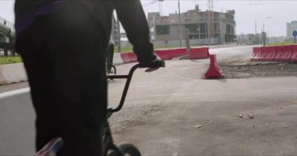 Motociclista extremo bmx pedaleando y saltando — Vídeo de stock