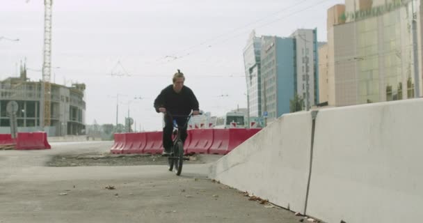 Vélo bmx extrême pédalant et sautant — Video