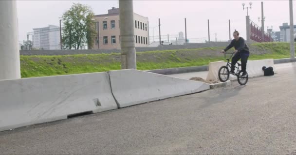 Extreme bmx motorrijder trappen en springen — Stockvideo