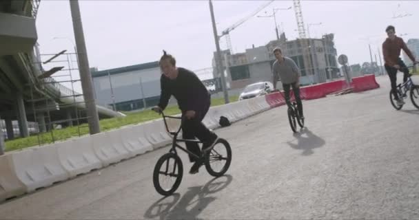 Ekstrem bmx bisikletçi pedal çeviriyor ve zıplıyor — Stok video