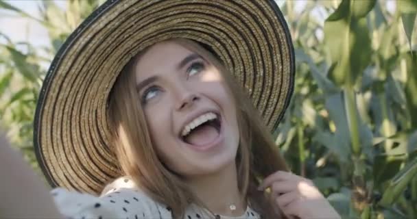 Ung kvinnlig bonde vid majsskörd — Stockvideo