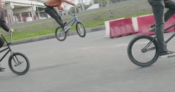 Педалирование и прыжки байкера bmx — стоковое видео