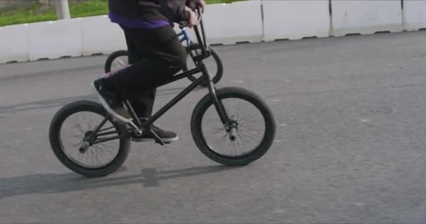 Motociclista extremo bmx pedaleando y saltando — Vídeo de stock